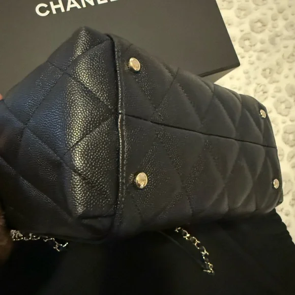 CHANEL Black Quilted Shoulder Bag with Gold Chain - Picture 4 of 9